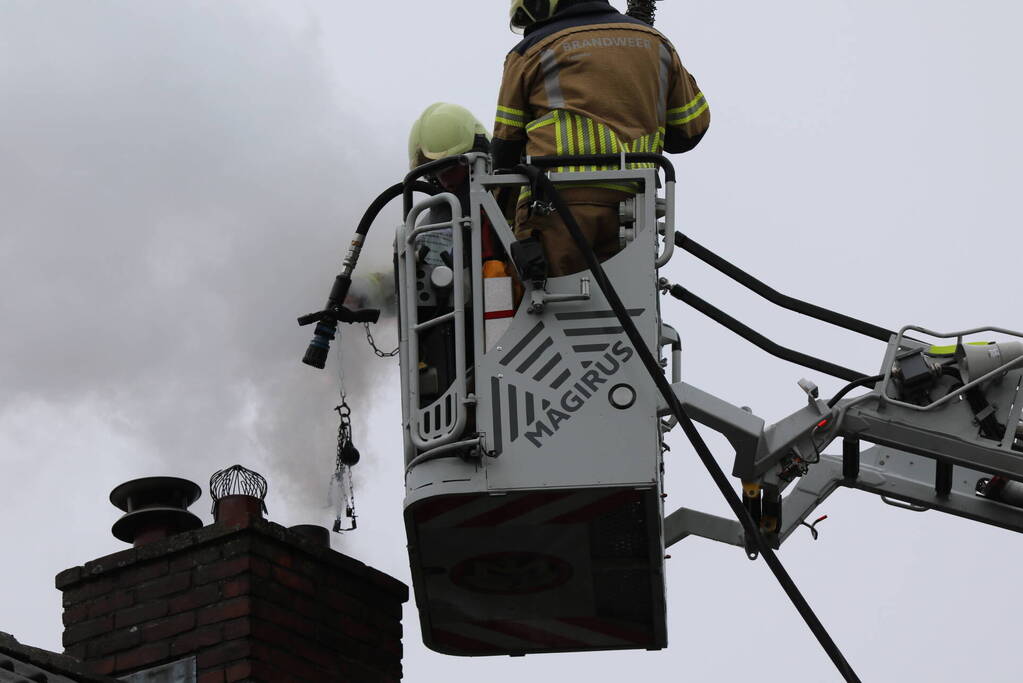 Zwarte rookontwikkeling bij schoorsteenbrand
