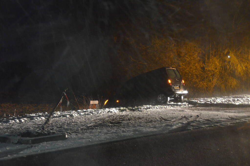Auto raakt van de weg