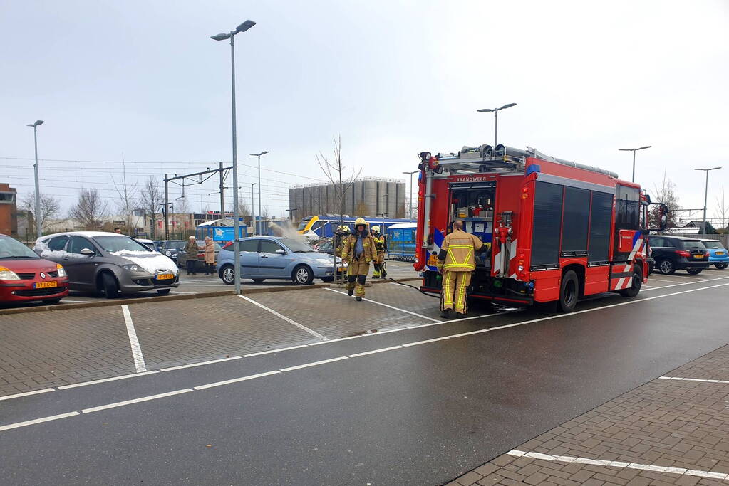 Auto vliegt in brand op parkeerplaats Albert Heijn