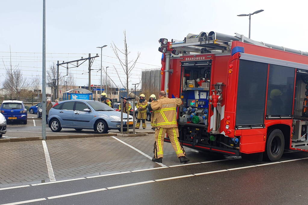 Auto vliegt in brand op parkeerplaats Albert Heijn
