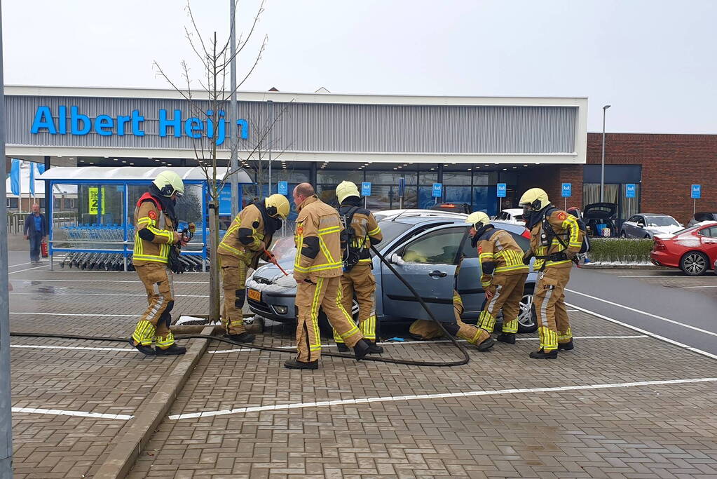 Auto vliegt in brand op parkeerplaats Albert Heijn