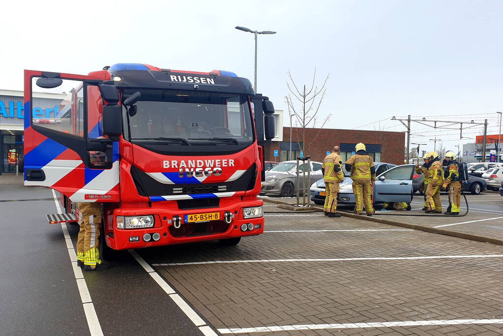 Auto vliegt in brand op parkeerplaats Albert Heijn