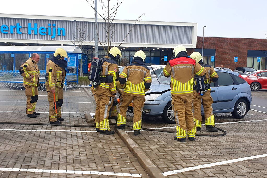 Auto vliegt in brand op parkeerplaats Albert Heijn