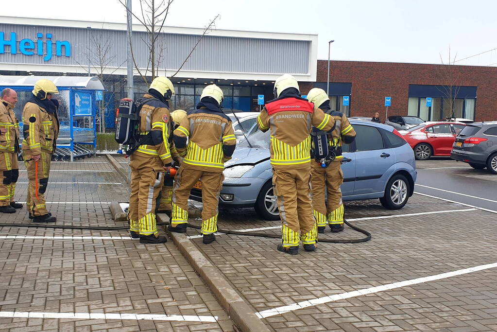 Auto vliegt in brand op parkeerplaats Albert Heijn