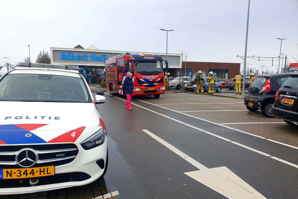 Auto vliegt in brand op parkeerplaats Albert Heijn