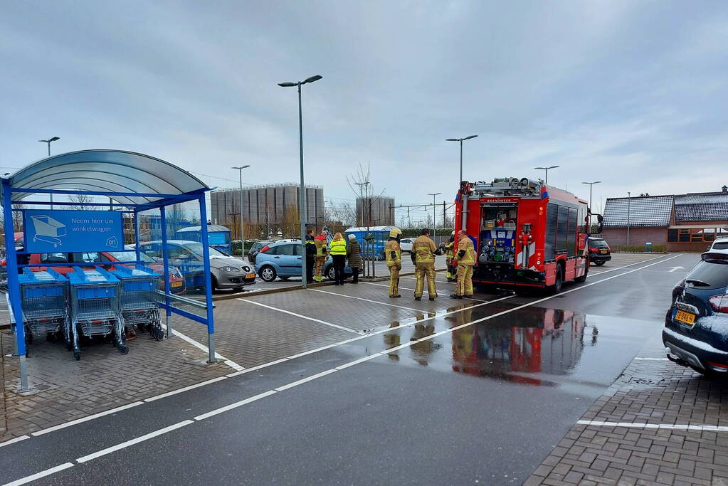 Auto vliegt in brand op parkeerplaats Albert Heijn