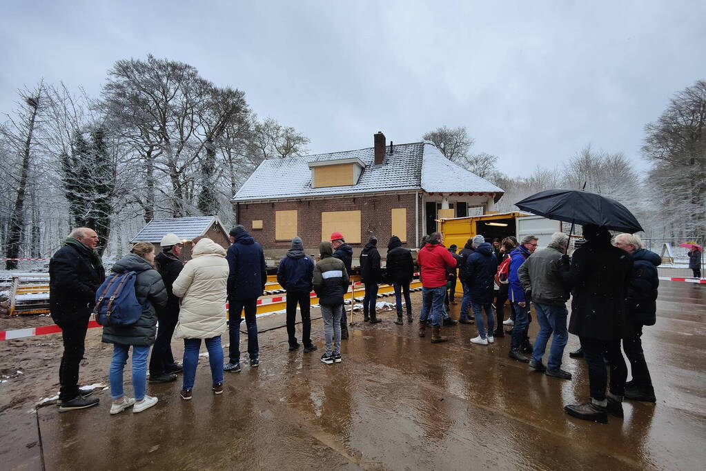 Verplaatsing monumentaal theehuis in volle gang