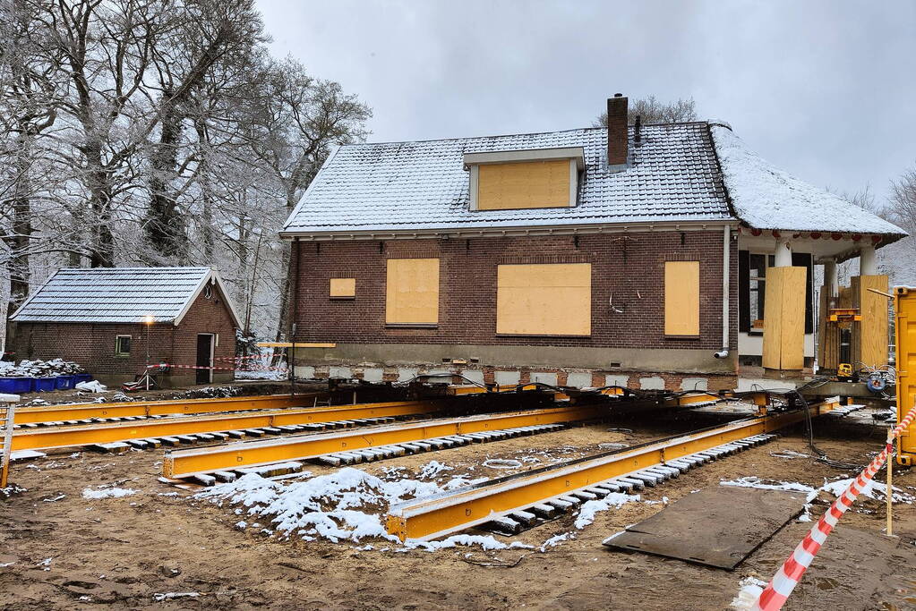 Verplaatsing monumentaal theehuis in volle gang