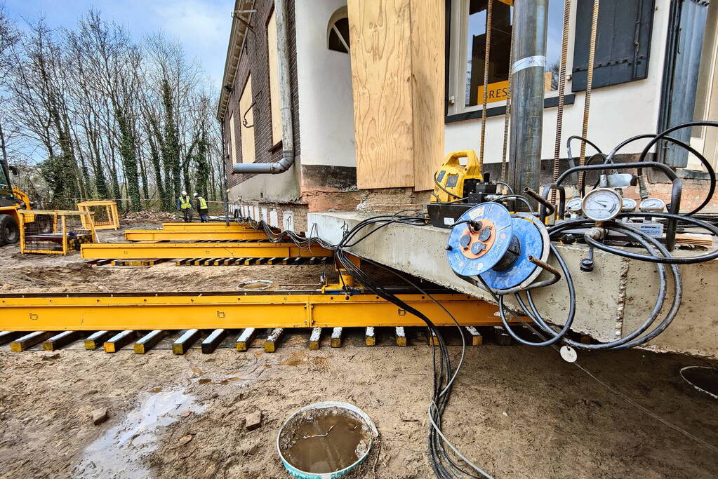 Verplaatsing monumentaal theehuis in volle gang