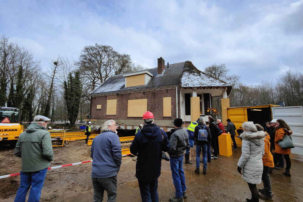 Verplaatsing monumentaal theehuis in volle gang