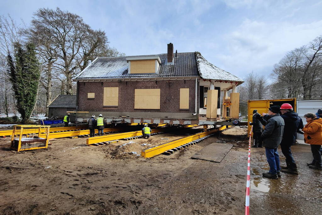 Verplaatsing monumentaal theehuis in volle gang