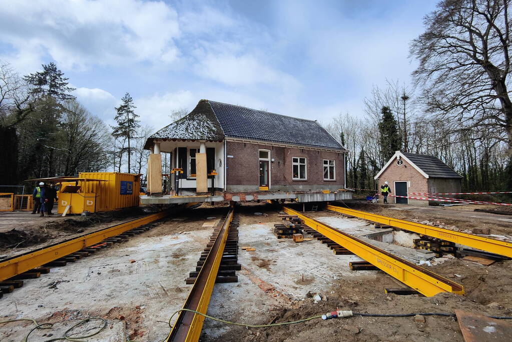 Verplaatsing monumentaal theehuis in volle gang