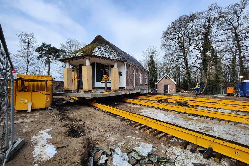 Verplaatsing monumentaal theehuis in volle gang