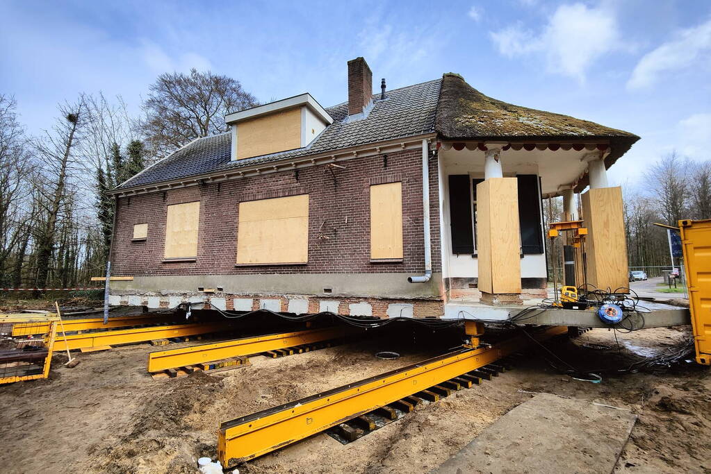Verplaatsing monumentaal theehuis in volle gang