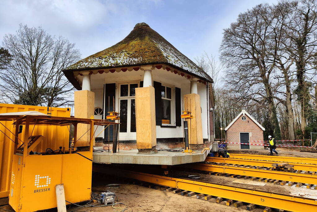 Verplaatsing monumentaal theehuis in volle gang