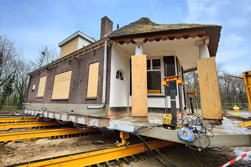 Verplaatsing monumentaal theehuis in volle gang