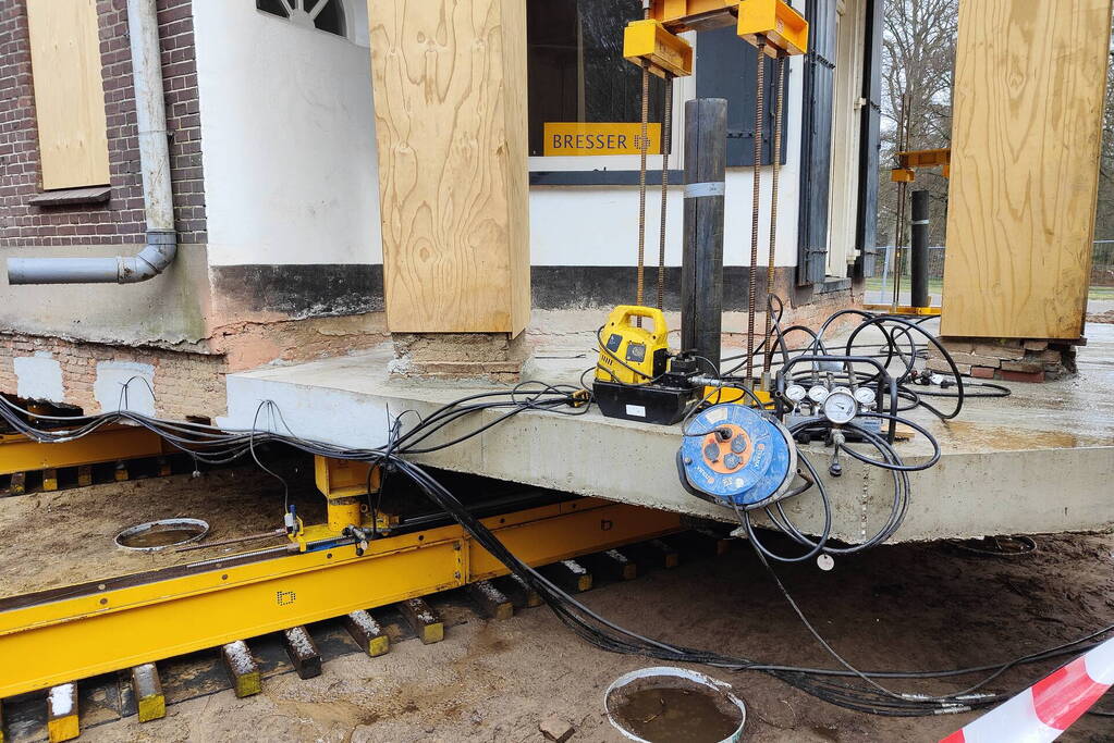 Verplaatsing monumentaal theehuis in volle gang