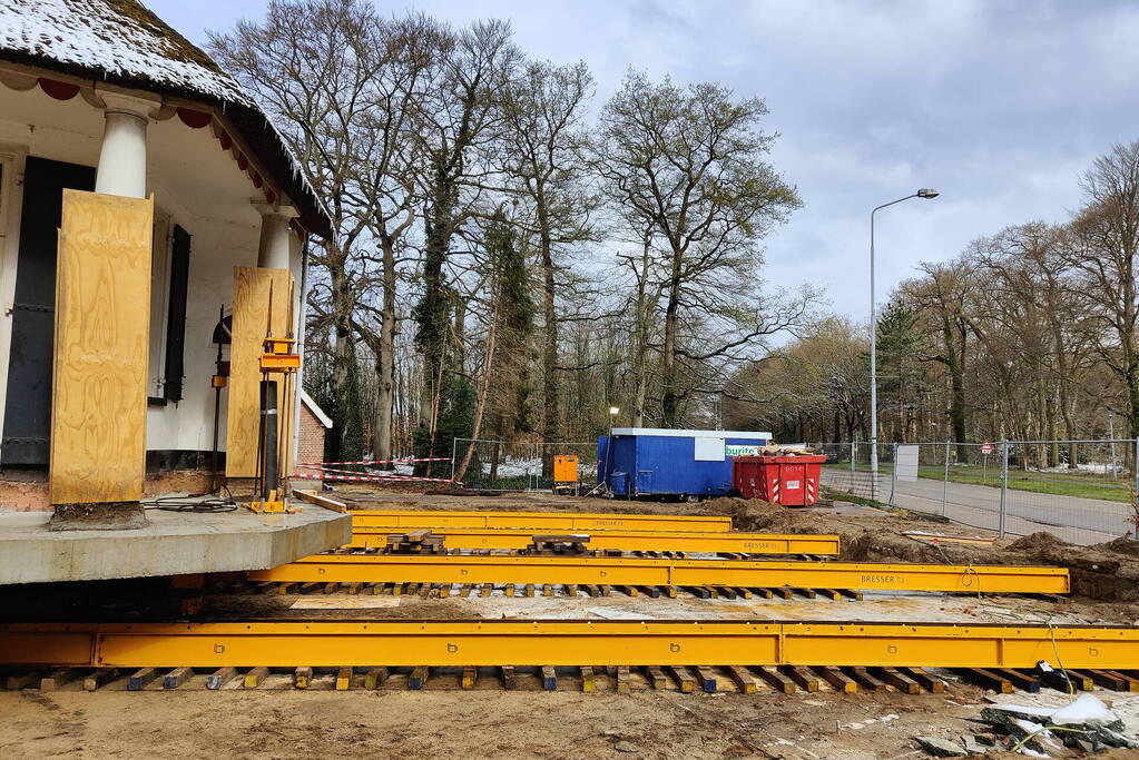 Verplaatsing monumentaal theehuis in volle gang