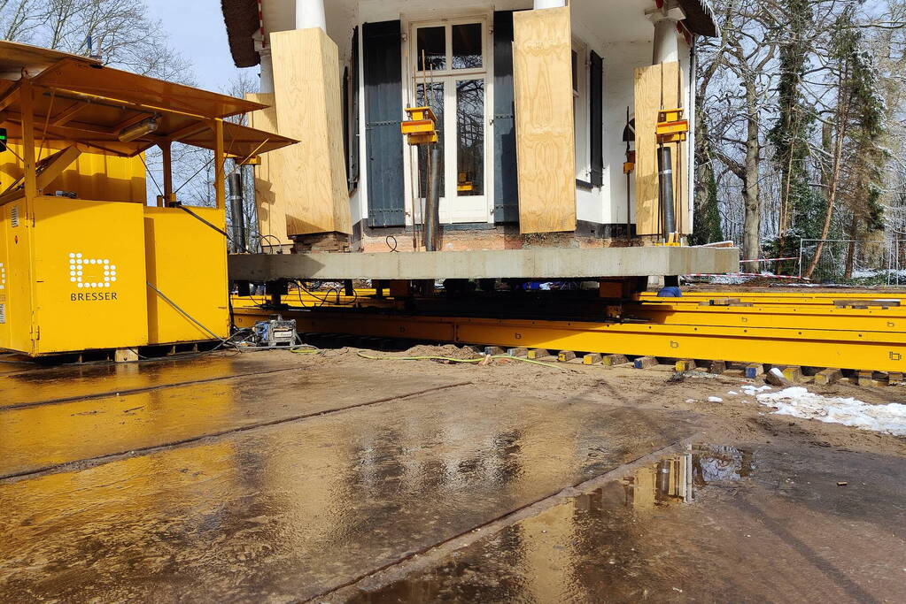 Verplaatsing monumentaal theehuis in volle gang