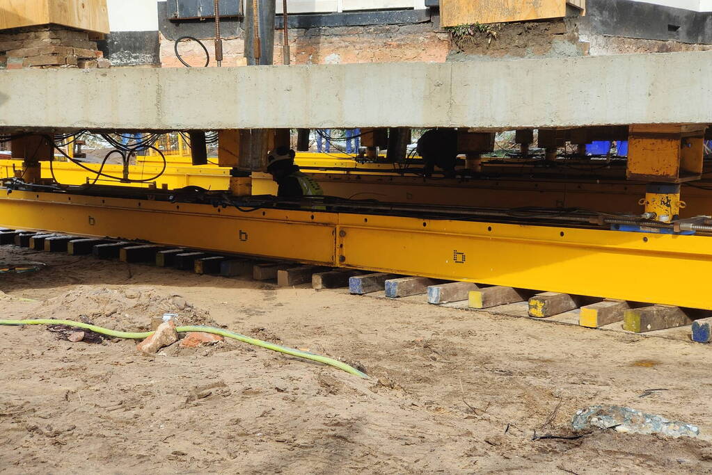 Verplaatsing monumentaal theehuis in volle gang