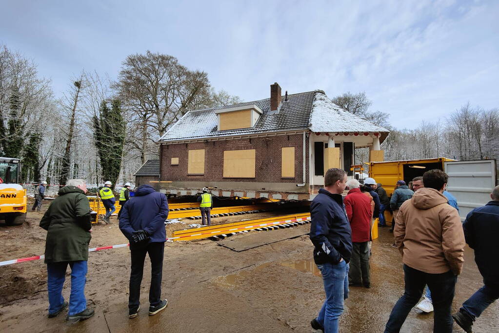 Verplaatsing monumentaal theehuis in volle gang