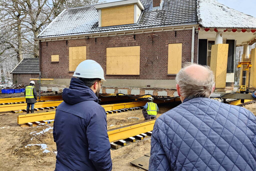 Verplaatsing monumentaal theehuis in volle gang