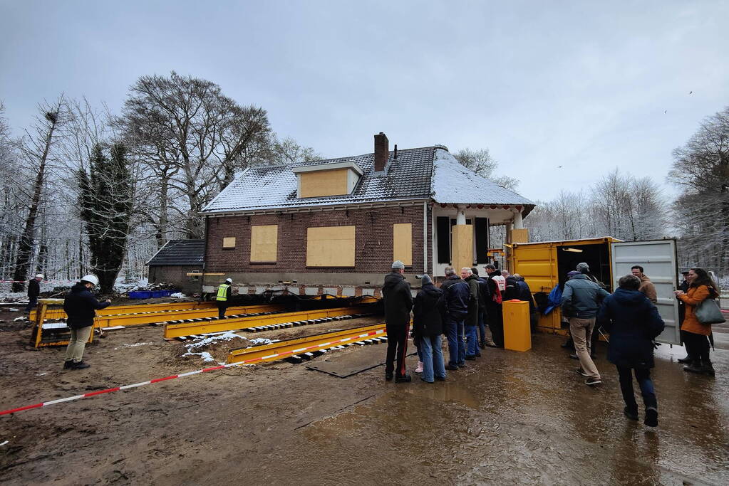 Verplaatsing monumentaal theehuis in volle gang