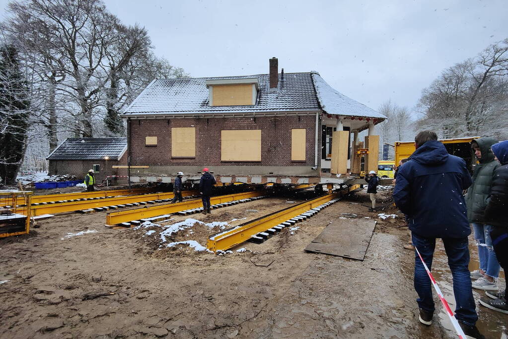 Verplaatsing monumentaal theehuis in volle gang