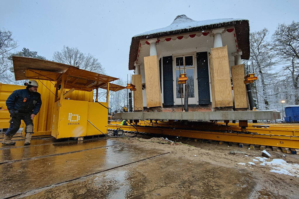 Verplaatsing monumentaal theehuis in volle gang