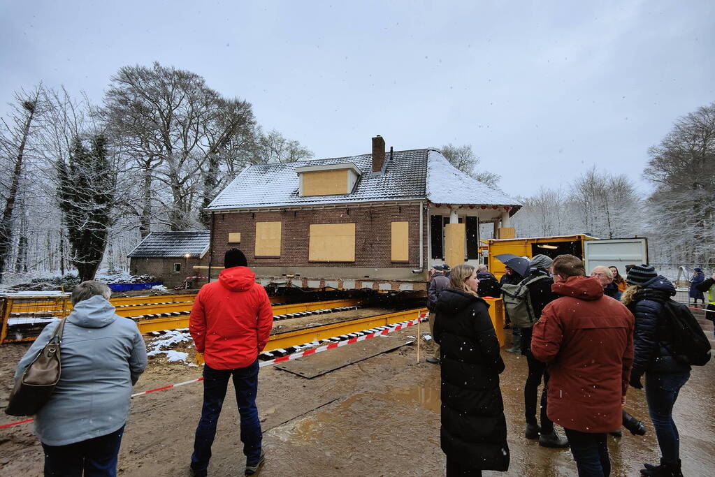 Verplaatsing monumentaal theehuis in volle gang