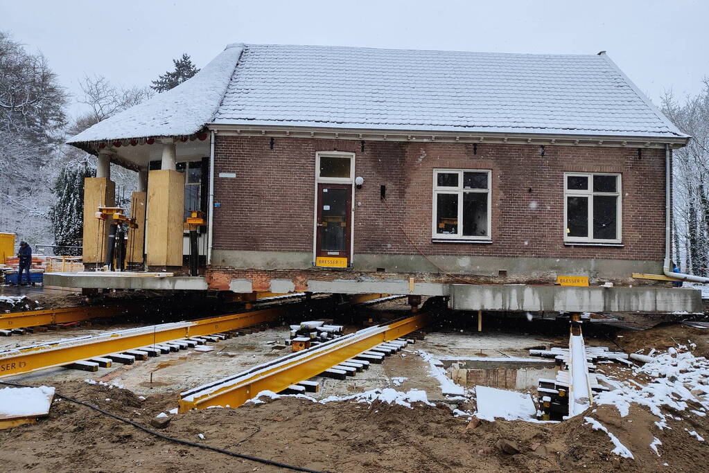 Verplaatsing monumentaal theehuis in volle gang