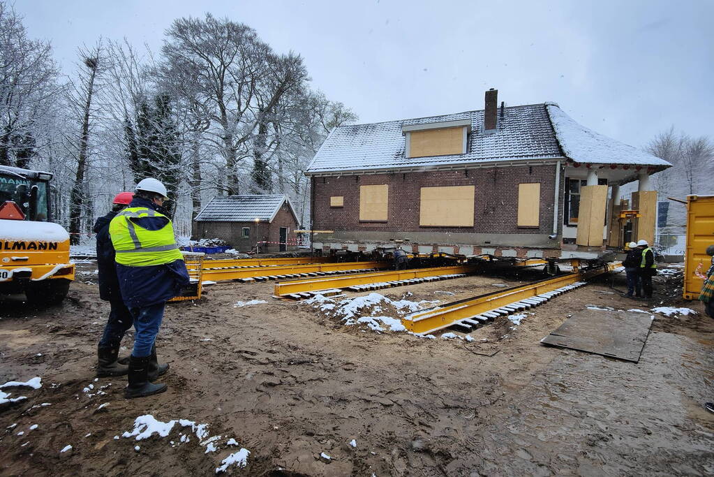 Verplaatsing monumentaal theehuis in volle gang