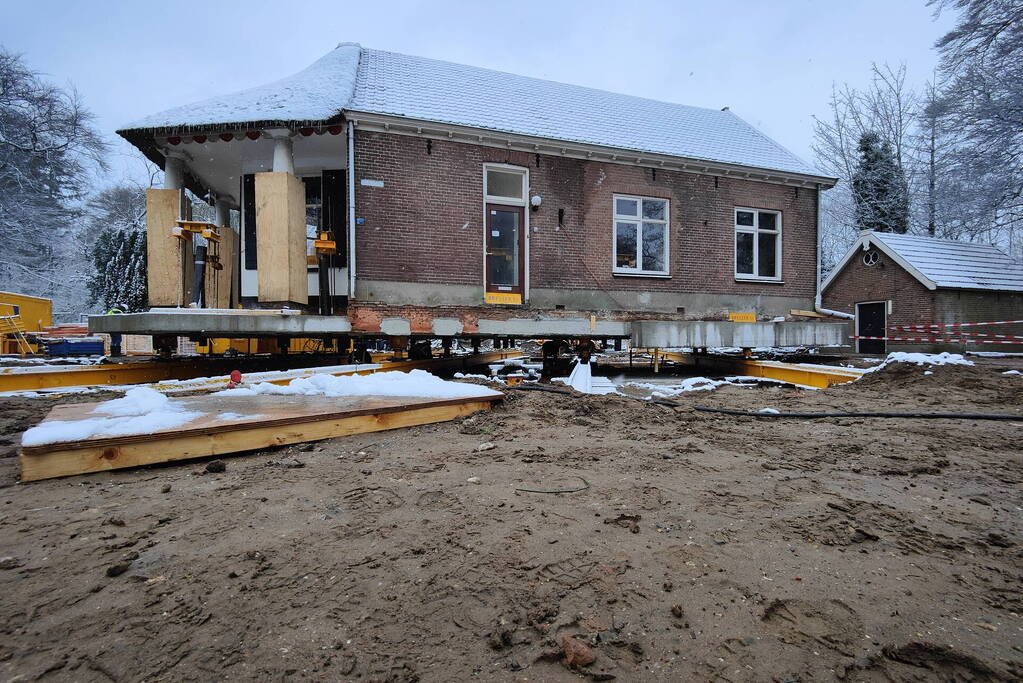 Verplaatsing monumentaal theehuis in volle gang