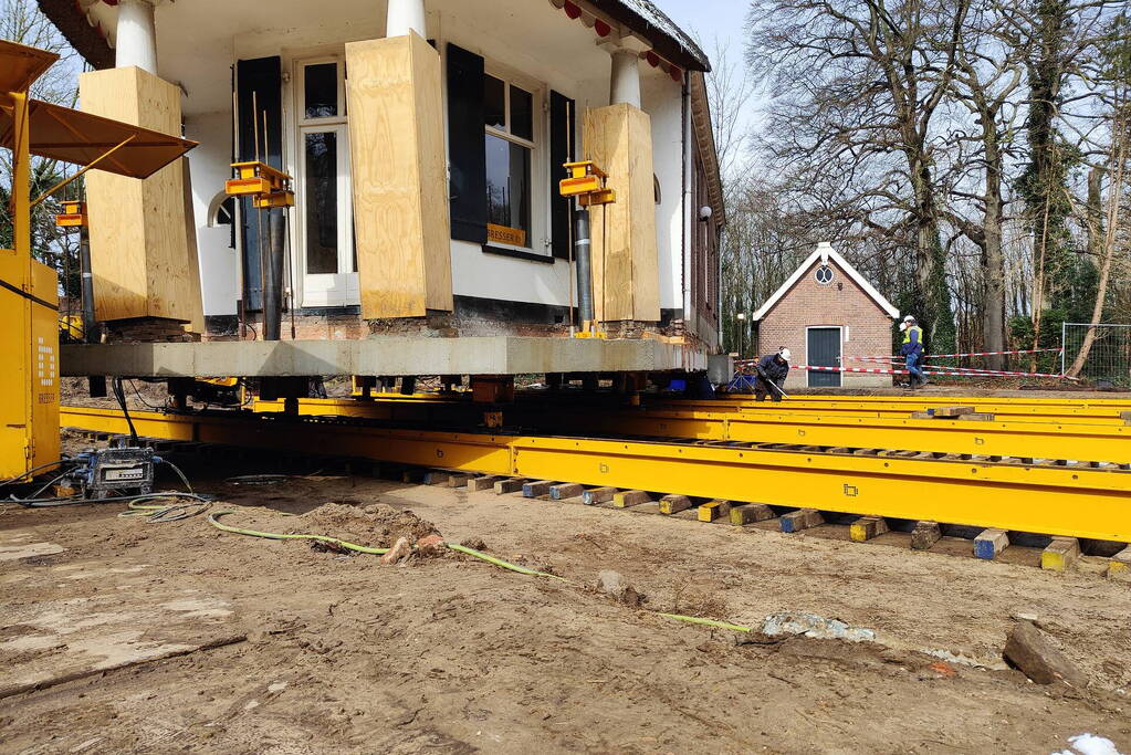 Verplaatsing monumentaal theehuis in volle gang