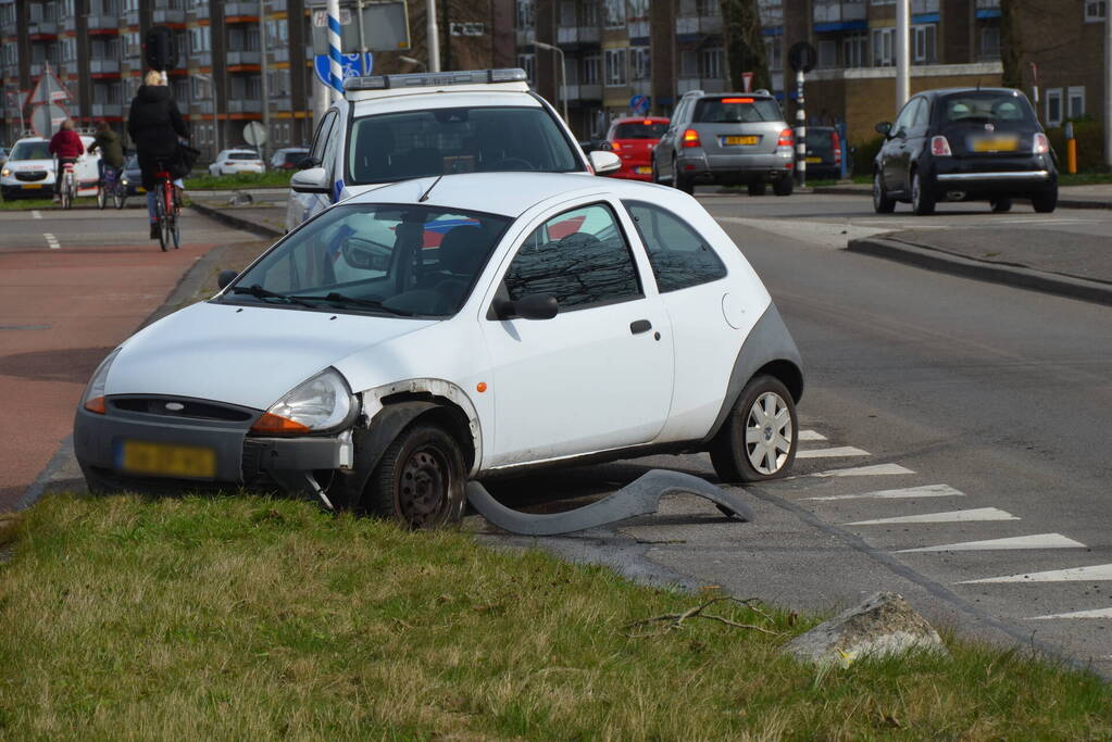 Automobilist botst op middenberm