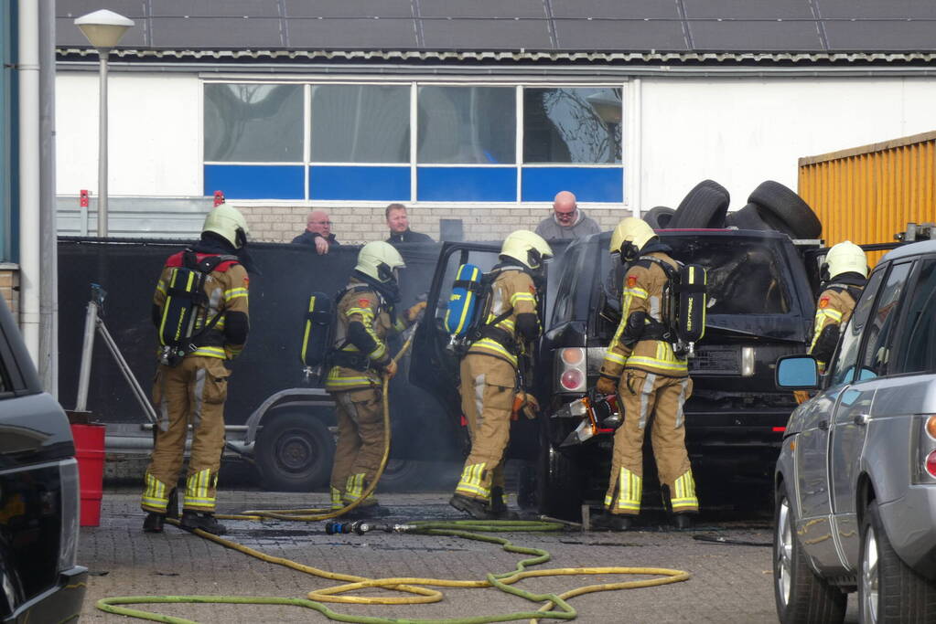 Geparkeerde auto vat vlam