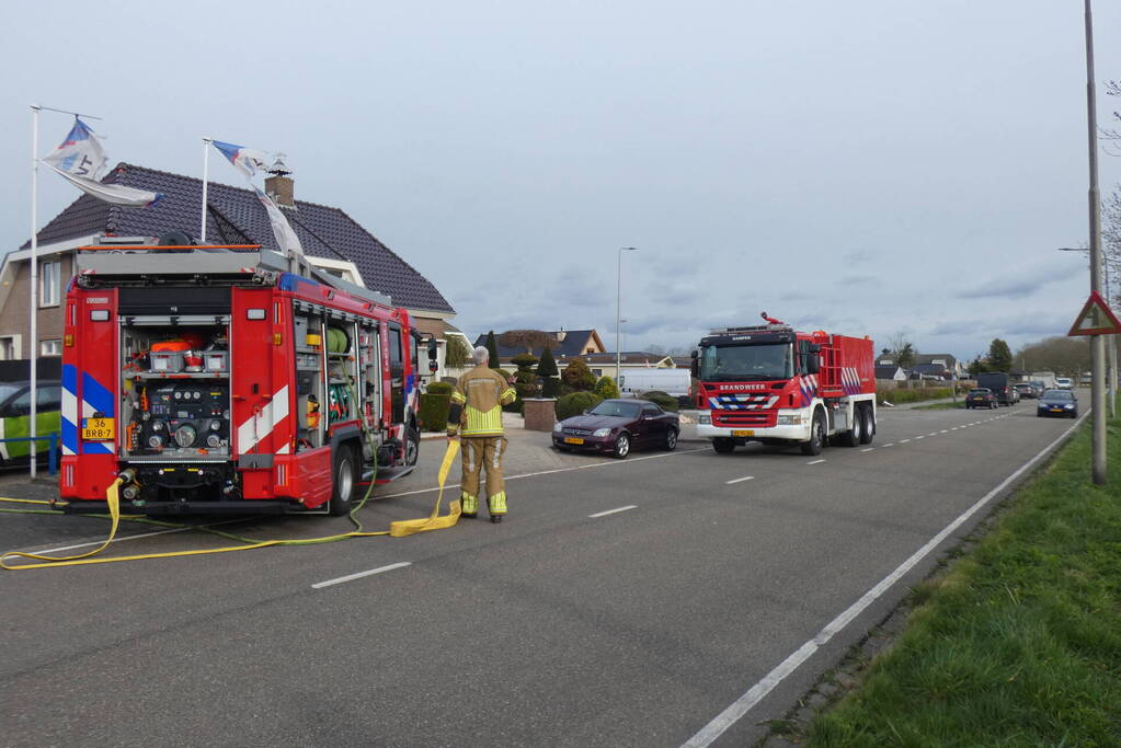 Geparkeerde auto vat vlam