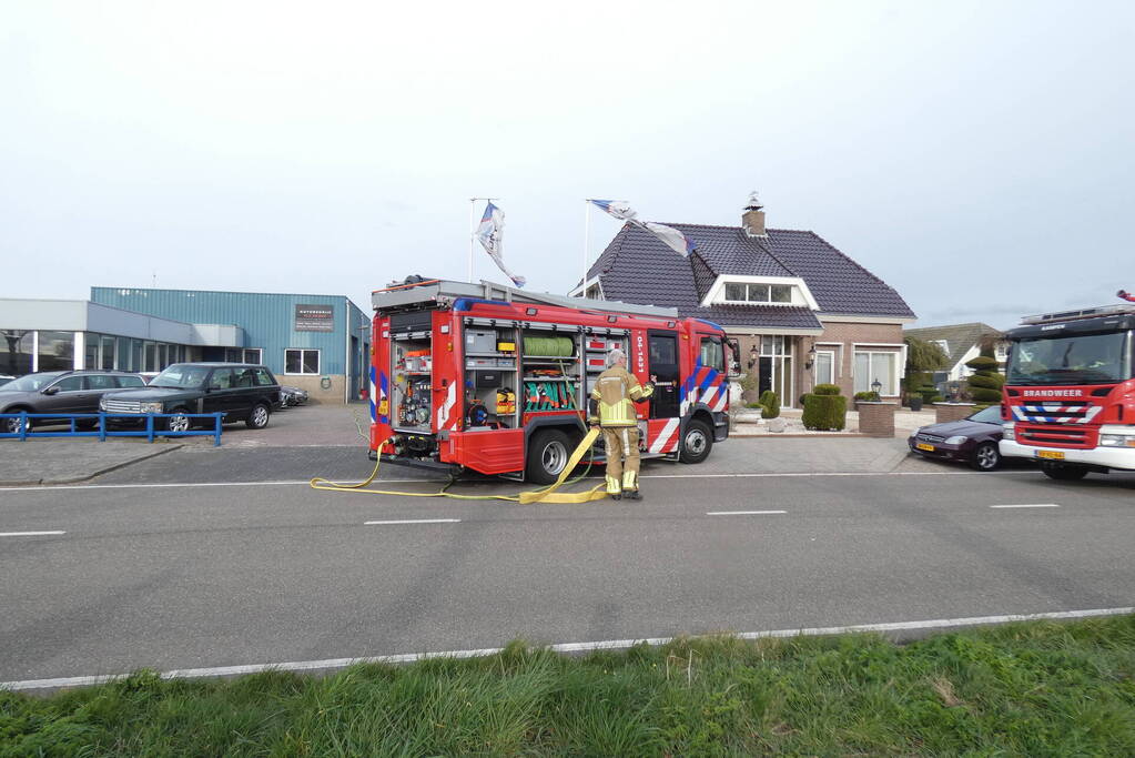 Geparkeerde auto vat vlam