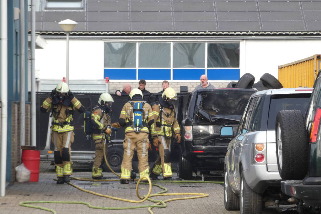 Geparkeerde auto vat vlam