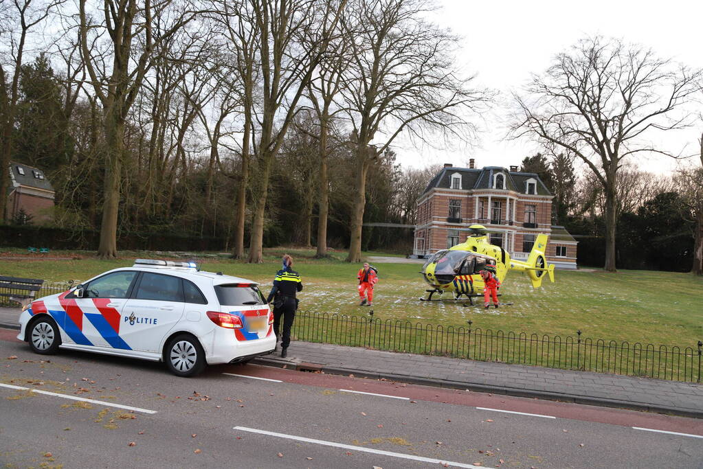 Traumahelikoper landt in voortuin van villa