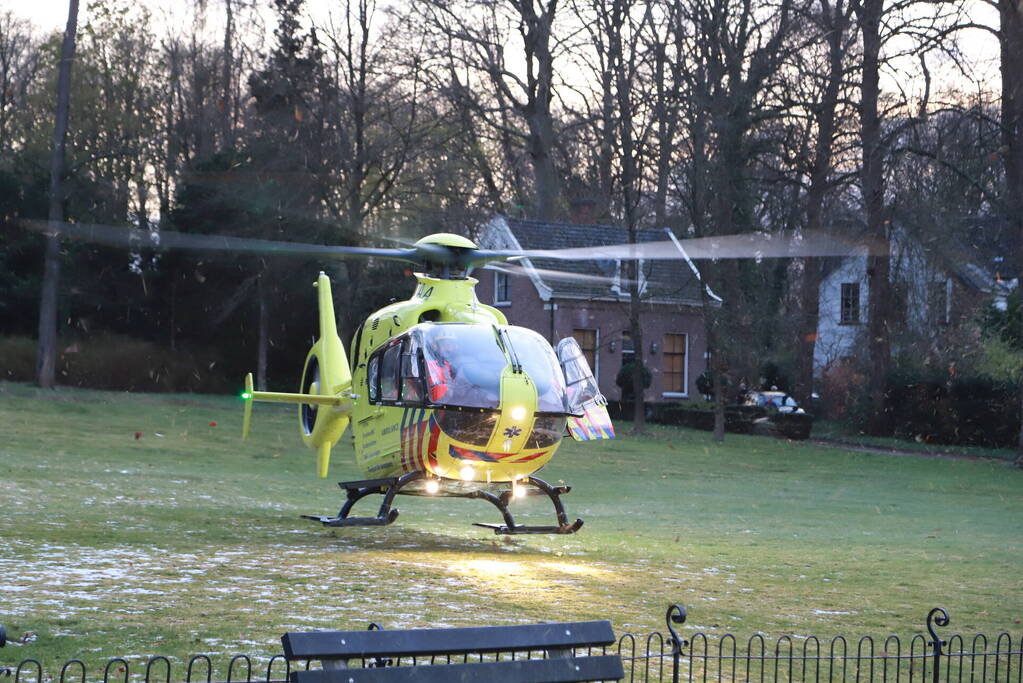 Traumahelikoper landt in voortuin van villa