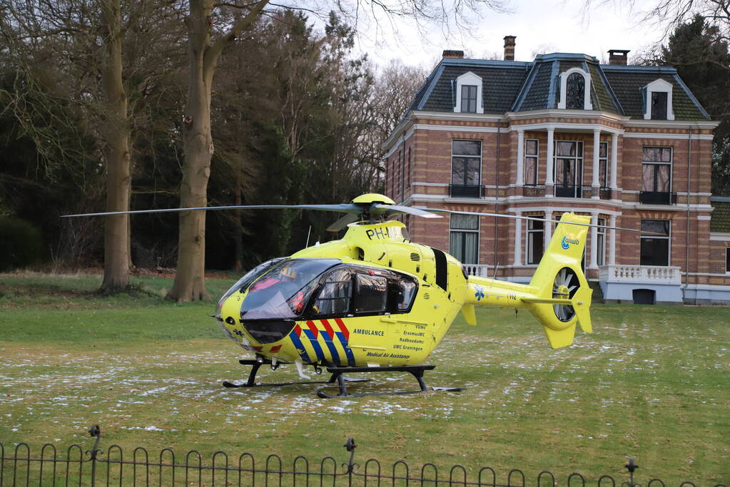 Traumahelikoper landt in voortuin van villa