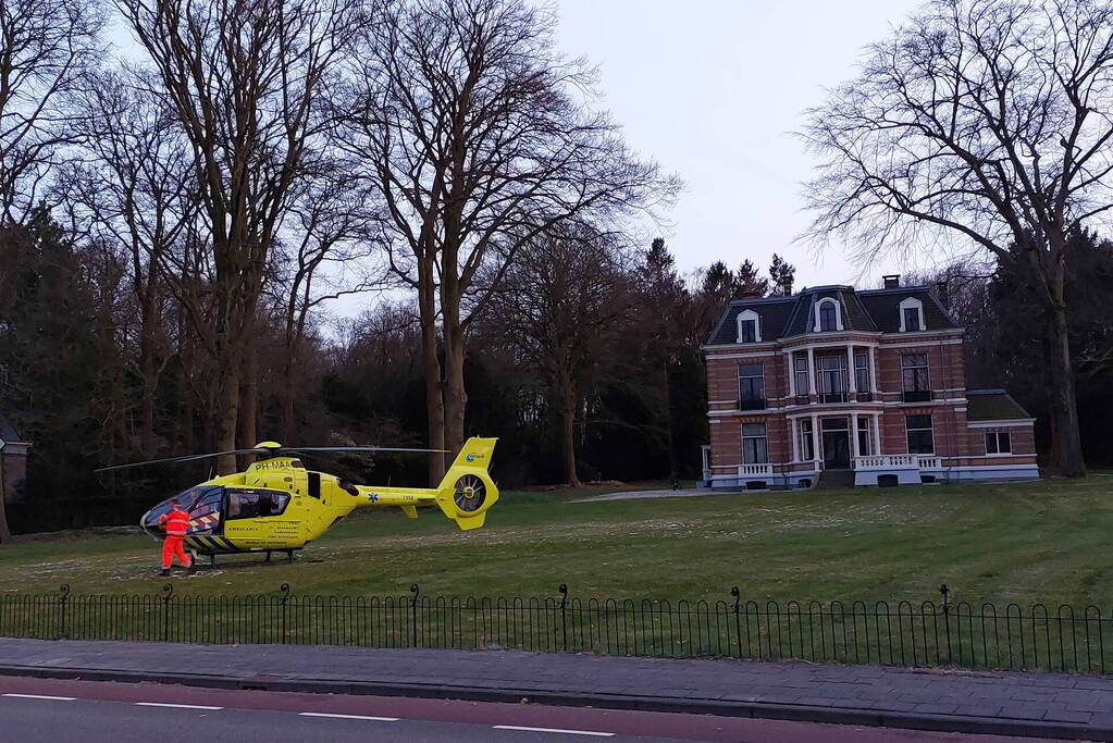 Traumahelikoper landt in voortuin van villa