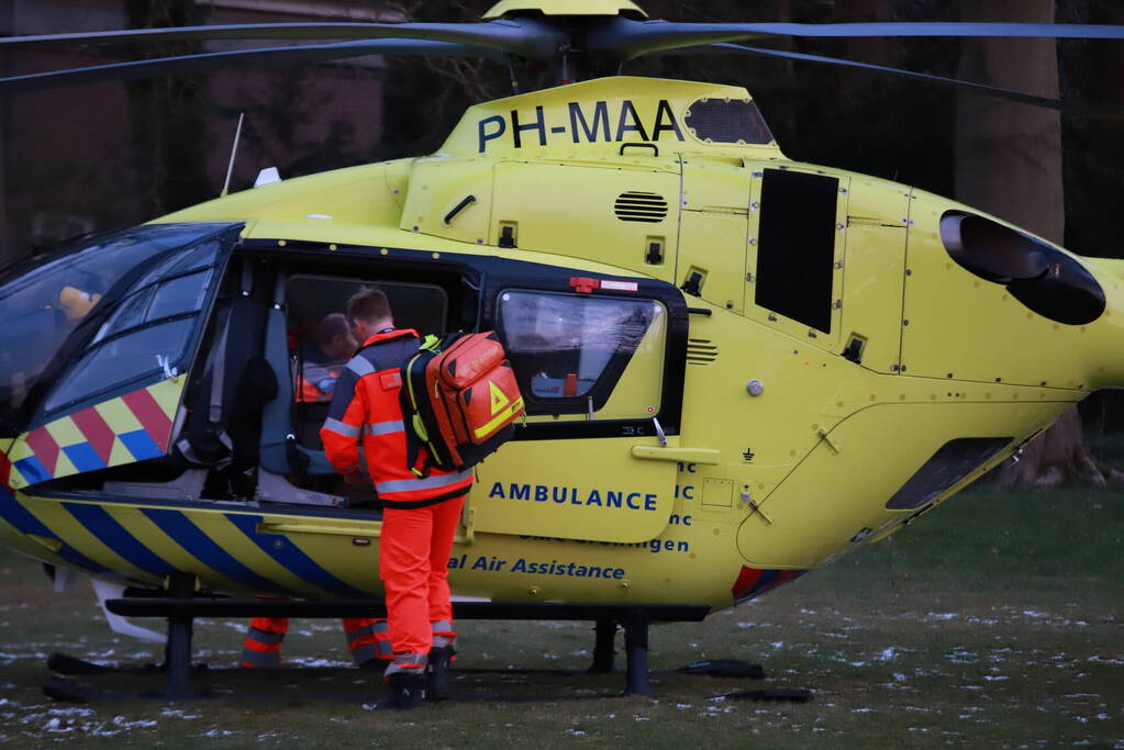 Traumahelikoper landt in voortuin van villa