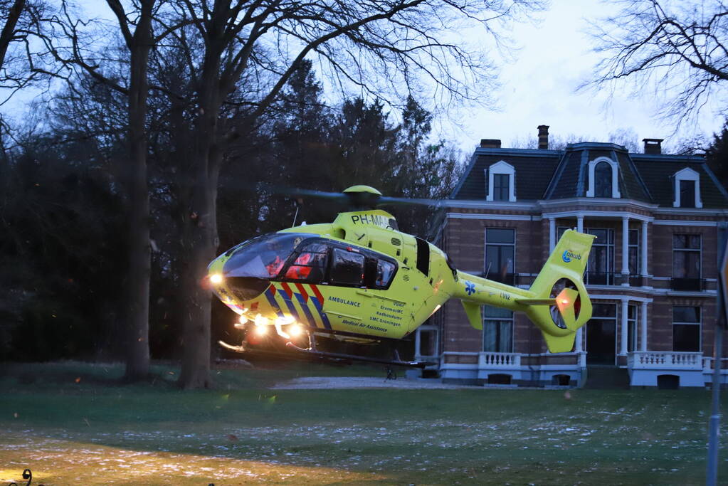Traumahelikoper landt in voortuin van villa