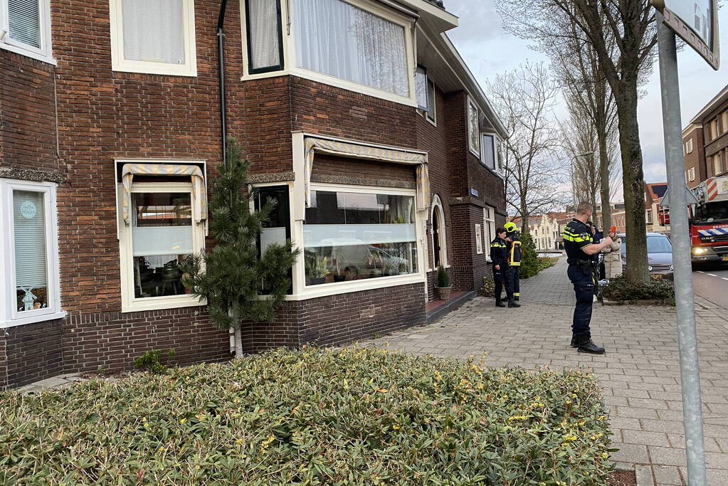 Brandweer doet onderzoek naar brand in schoorsteen