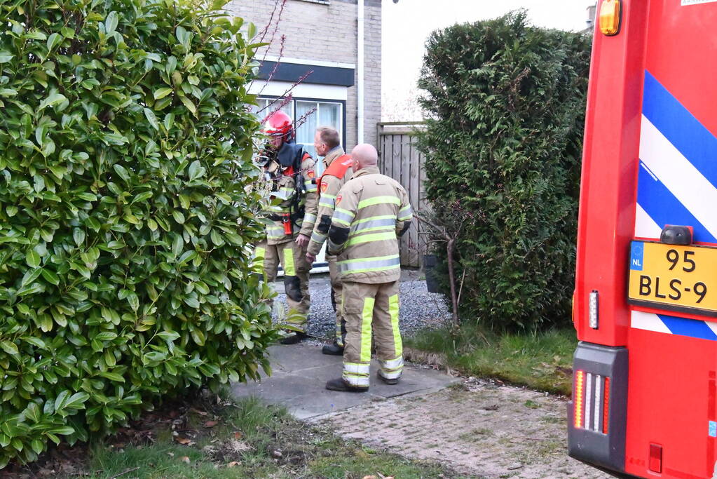 Bewoners blussen brand in woning