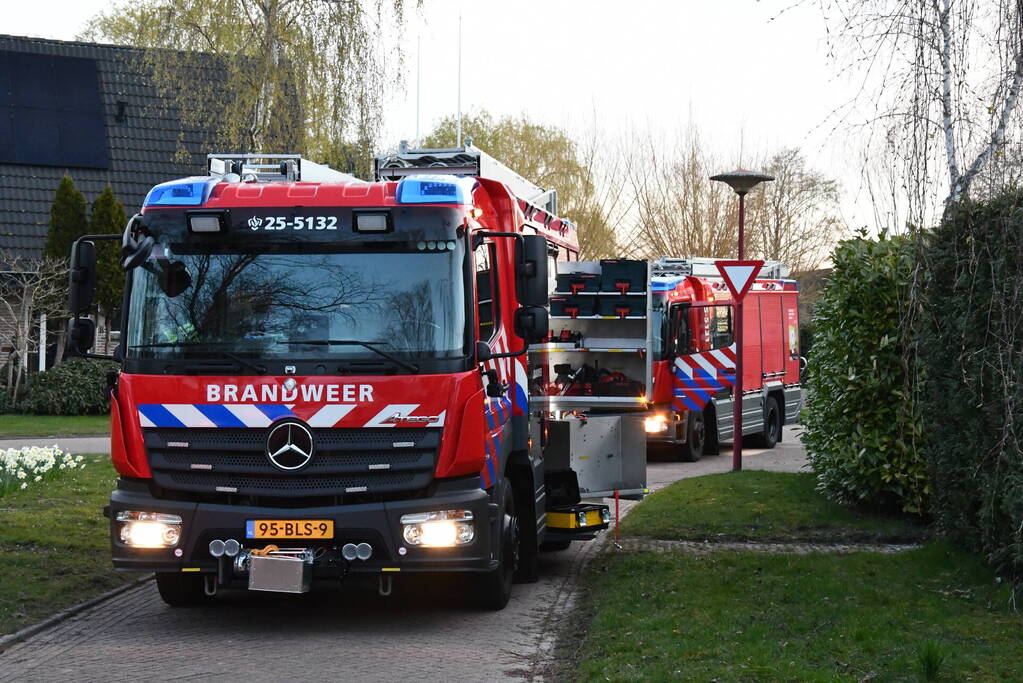 Bewoners blussen brand in woning
