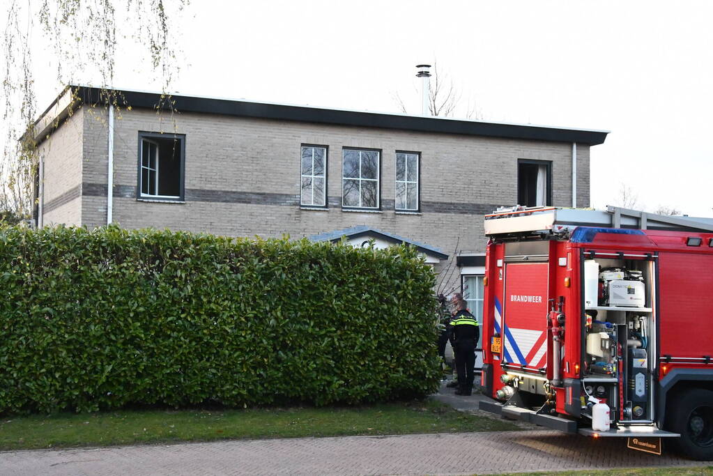 Bewoners blussen brand in woning