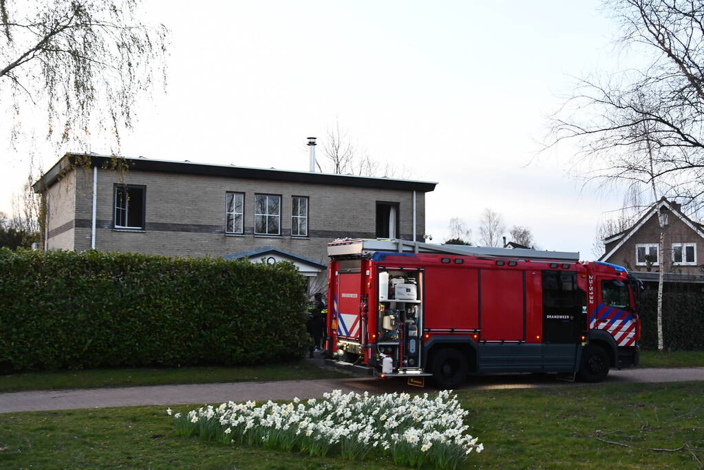 Bewoners blussen brand in woning